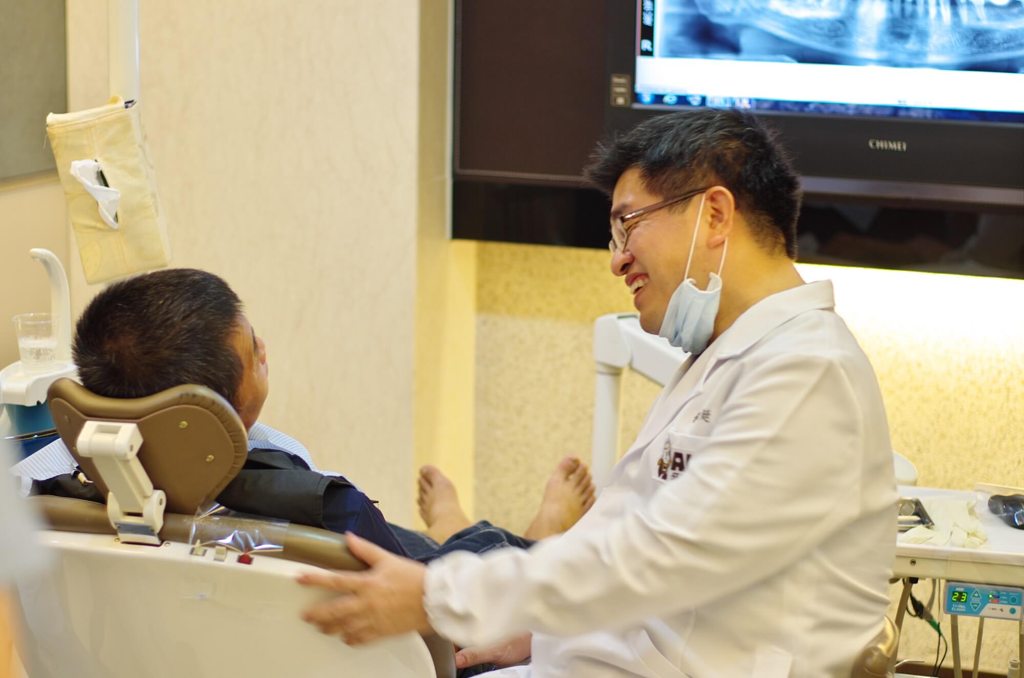 Read more about the article 高雄植牙|謝尚廷院長訪談室— 牙醫之路的起點